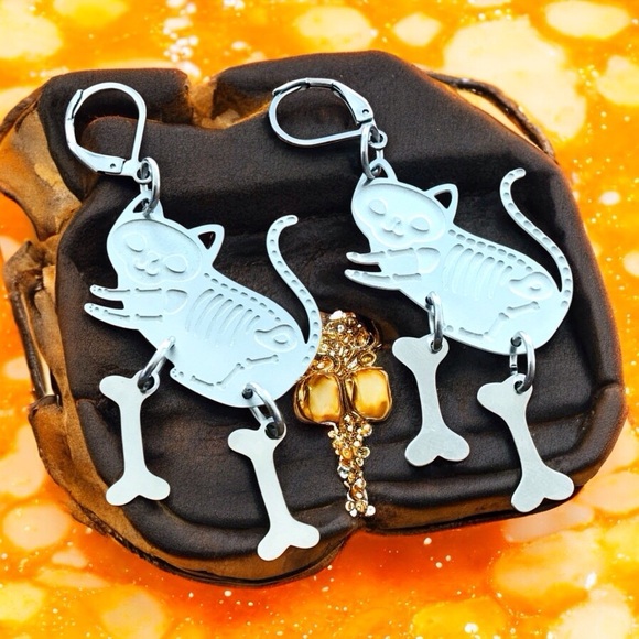 🆕 Cat Skeleton and Bones Laser Etched Earrings - Picture 1 of 3